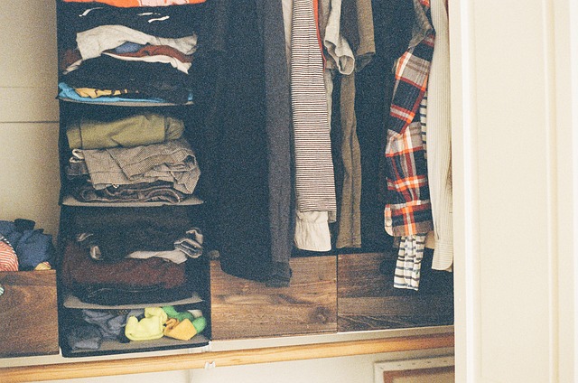 ropa para mudanza en armario