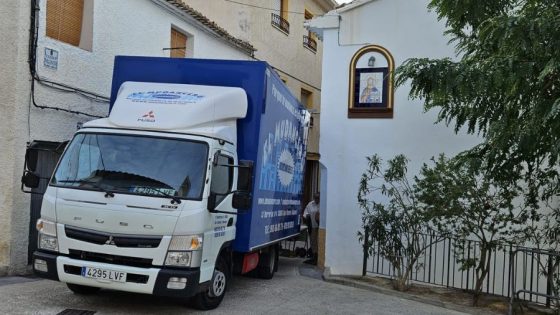 camión de mudanzas en pueblo alicantino