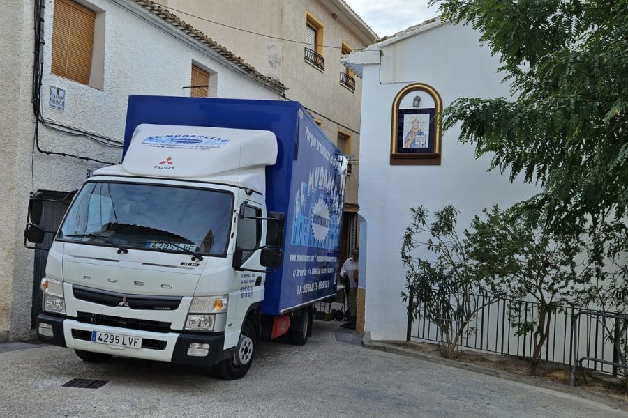 camión de mudanzas en pueblo alicantino