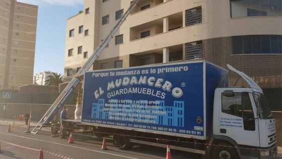 Señalización temporal en la calle durante una mudanza