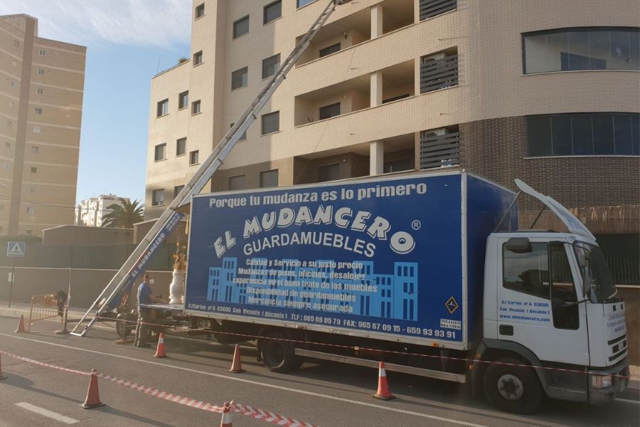 Señalización temporal en la calle durante una mudanza
