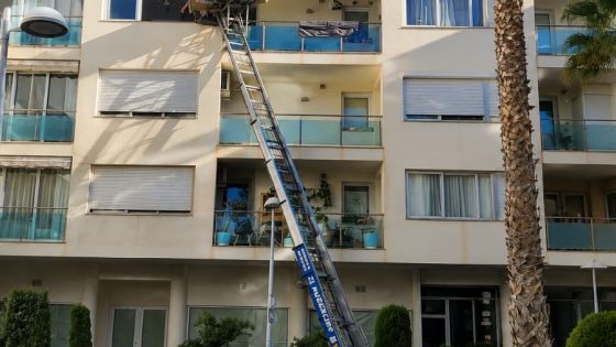 Elevamuebles realizando una mudanza en un edificio residencial de Alicante